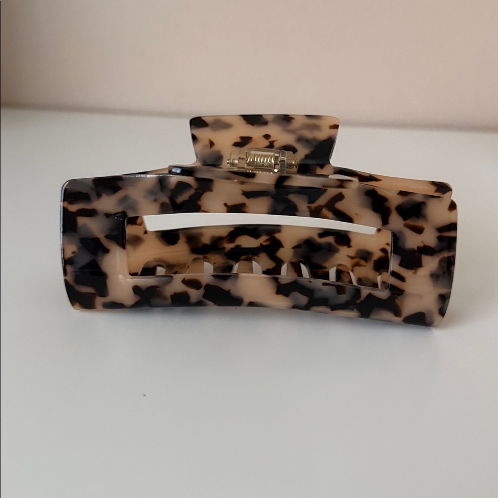 The Hair Edit Tortoise Oversized Claw Clip